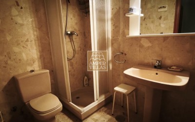 Spacious bungalow with a communal swimming pool and tennis court next to the golf club.